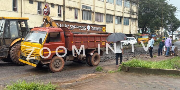 ಪುತ್ತೂರು:  ಧನ್ವಂತರಿ ಆಸ್ಪತ್ರೆಯ ಬಳಿ ರಸ್ತೆ ಕಾಮಗಾರಿ ನಡೆಯುತ್ತಿರುವುದರಿಂದ ಬಸ್‌ ಮತ್ತು ಇತರ ಘನ ವಾಹನಗಳ ಬದಲಿ ಮಾರ್ಗದ ಸೂಚನೆ..!