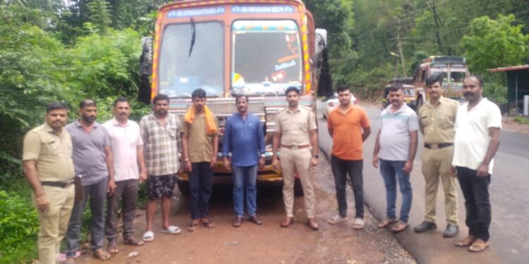 ವಿಟ್ಲ: ಅಕ್ರಮವಾಗಿ ಕೆಂಪು ಕಲ್ಲು ಸಾಗಾಟ ಮಾಡುತ್ತಿದ್ದ ಲಾರಿಗಳು ವಶಕ್ಕೆ..!!