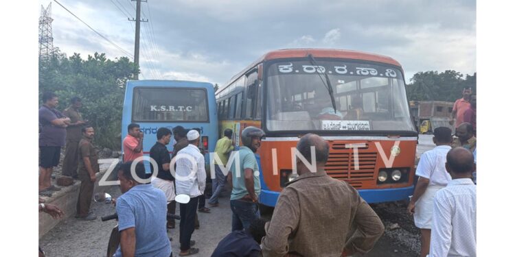 ಕಲ್ಲಡ್ಕ: ಕಿರಿದಾದ ರಸ್ತೆ ಬಸ್ ಗಳ ನಡುವೆ ಡಿಕ್ಕಿ ..!!