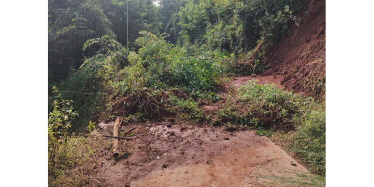 ಬಲ್ನಾಡು – ಮಚ್ಚಿಮಲೆ ರಸ್ತೆ ಮೇಲೆ ಗುಡ್ಡ ಕುಸಿತ: ಸಂಚಾರಕ್ಕೆ ಅಡಚಣೆ..!