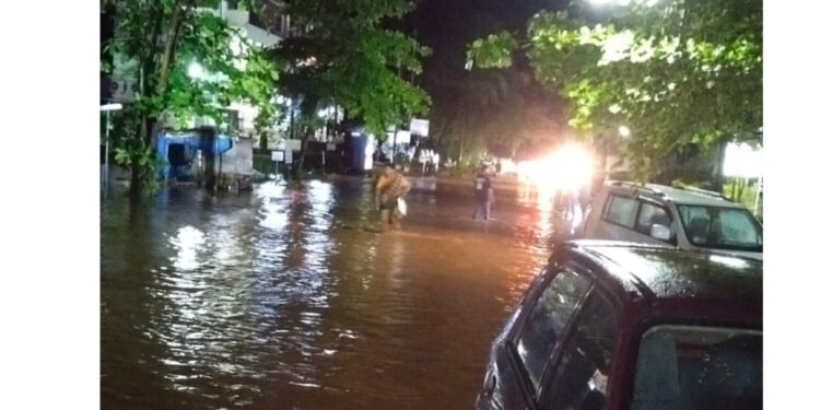 ಪುತ್ತೂರು : ಧಾರಾಕಾರ ಸುರಿದ ಮಳೆಗೆ ಎಪಿಎಂಸಿ ರಸ್ತೆ ಜಲಾವೃತ….!!