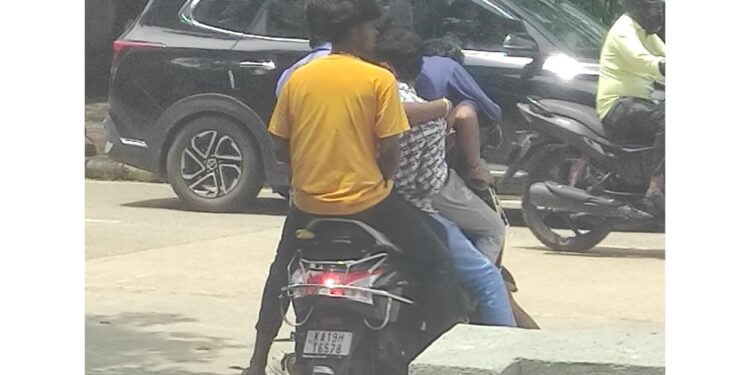 ಮಂಗಳೂರು : ಅಪ್ರಾಪ್ತ ಬಾಲಕನಿಗೆ ದ್ವಿಚಕ್ರ ವಾಹನ ಚಲಾಯಿಸಲು ನೀಡಿದ ವ್ಯಕ್ತಿಗೆ 29,000 ರೂ. ದಂಡ..!