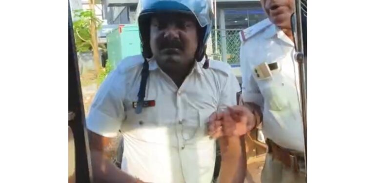 ಪುತ್ತೂರು ಟ್ರಾಫಿಕ್ ಪೊಲೀಸರಿಂದ ಆಕ್ರಮಣಕಾರಿ ವರ್ತನೆ : ವಿಡಿಯೋ ವೈರಲ್ : ಸೂಕ್ತ ಕ್ರಮದ ಭರವಸೆ…!