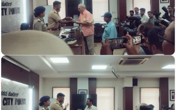 ಮಂಗಳೂರು: ಕಳವಾಗಿದ್ದ 233 ಮೊಬೈಲ್ ಫೋನ್ಗಳು ಪೊಲೀಸ್ ವಶಕ್ಕೆ : ಮಾಲಕರಿಗೆ ಹಸ್ತಾಂತರ..!!