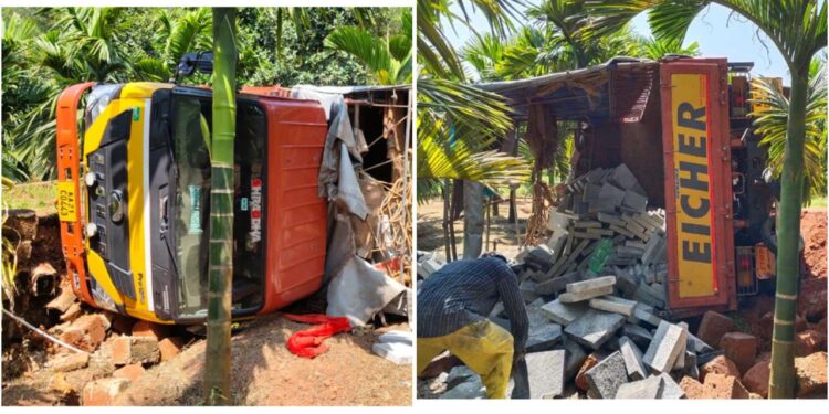 ಇಂಟರ್ ಲಾಕ್ ತುಂಬಿದ್ದ ಲಾರಿ ಪಲ್ಟಿ ..!!