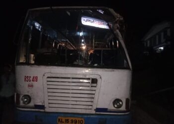 ವಿಟ್ಲ : ಚಾಲಕನ ನಿಯಂತ್ರಣ ತಪ್ಪಿ ಮರಕ್ಕೆ ಡಿಕ್ಕಿ ಹೊಡೆದ ಬಸ್..!!