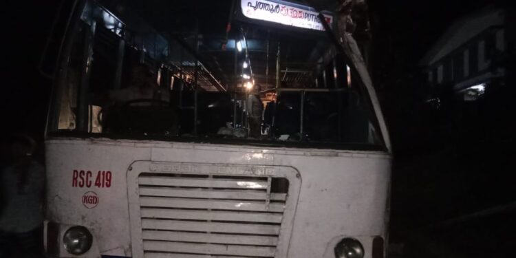 ವಿಟ್ಲ : ಚಾಲಕನ ನಿಯಂತ್ರಣ ತಪ್ಪಿ ಮರಕ್ಕೆ ಡಿಕ್ಕಿ ಹೊಡೆದ ಬಸ್..!!