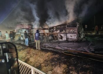 ಚಿತ್ರದುರ್ಗ ಹೆದ್ದಾರಿಯಲ್ಲಿ ಕಂಟೈನರ್ ಗೆ ಡಿಕ್ಕಿ ಹೊಡೆದು ಹೊತ್ತಿ ಉರಿದ ಖಾಸಗಿ ಬಸ್​​​​, 9ಕ್ಕೂ ಹೆಚ್ಚು ಜನ ಸಜೀವ ದಹನ..!!