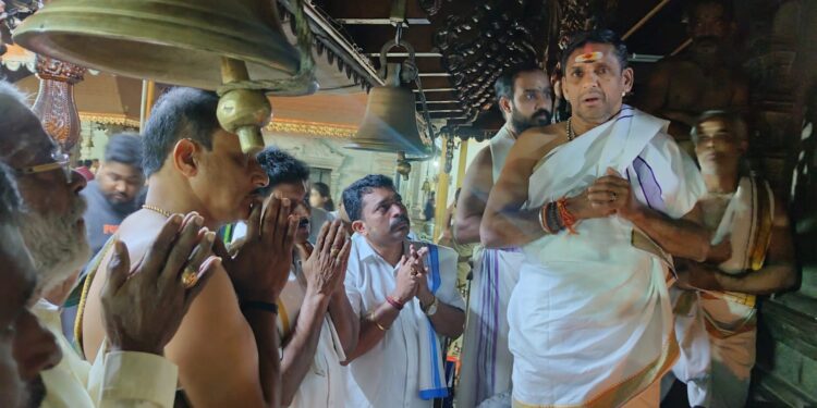 ಮಹಾಲಿಂಗೇಶ್ವರ ದೇವಸ್ಥಾನದಲ್ಲಿ ಅಷ್ಟಮಂಗಲ ಪ್ರಶ್ನಾಚಿಂತನೆಯಲ್ಲಿ ಕಂಡುಬಂದಂತೆ ಸಭಾಭವನ, ಅಯ್ಯಪ್ಪ, ನಾಗ, ನವಗ್ರಹ ಗುಡಿಗಳ ತೆರವಿಗೆ ಸಂಬಂಧಿಸಿ ಸಾಮೂಹಿಕ ಪ್ರಾರ್ಥನೆ…!!