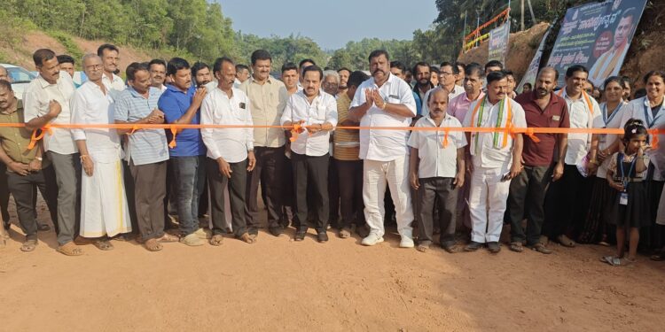 ಬ್ಯಾನರ್ ಹರಿದ ಅದೇ ಜಾಗದಲ್ಲಿ ನಿಂತು ರಸ್ತೆ ಉದ್ಘಾಟಿಸಿದ ಶಾಸಕ ಅಶೋಕ್ ರೈ : ಅಭಿವೃದ್ದಿಗೆ ಯಾರೂ ಅಡ್ಡಿಪಡಿಸಬಾರದು – ಅಶೋಕ್ ರೈ..!