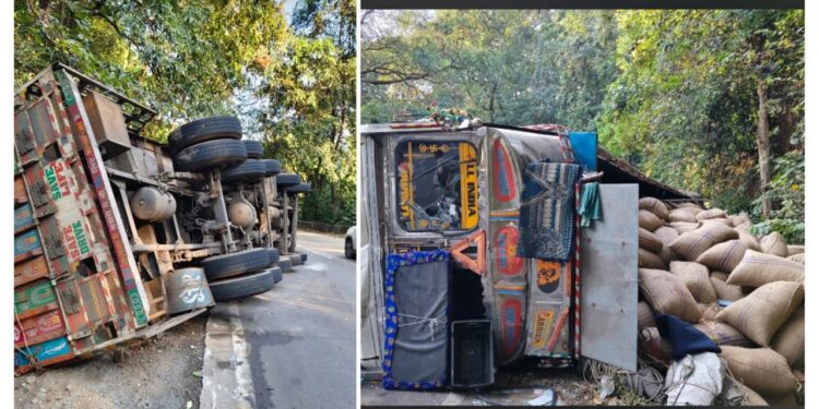 ಗುಂಡ್ಯ ಸಮೀಪ ರಾಷ್ಟ್ರೀಯ ಹೆದ್ದಾರಿಯಲ್ಲಿ ಲಾರಿ ಪಲ್ಟಿ; ಚಾಲಕ ಮತ್ತು ಸಿಬ್ಬಂದಿಗಳು ಅಪಾಯದಿಂದ ಪಾರು..!!