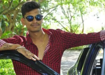 ತಂಗಿ ಜೊತೆ ಲವ್ವಿಡವ್ವಿ; ಗೆಳೆಯನಿಗೆ ಚಟ್ಟ ಕಟ್ಟಿದ ಸ್ನೇಹಿತರು..!!