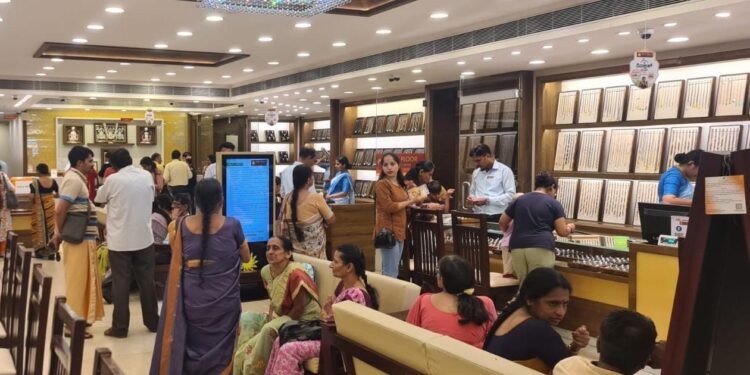 ಜಿ ಎಲ್ ಆಚಾರ್ಯ ಜ್ಯುವೆಲ್ಲರ್ನಲ್ಲಿ “ರಿಪಬ್ಲಿಕ್ ಸೇಲ್” ಕೊಡುಗೆಗೆ ಗ್ರಾಹಕರಿಂದ ಉತ್ತಮ ಸ್ಪಂದನೆ..!!