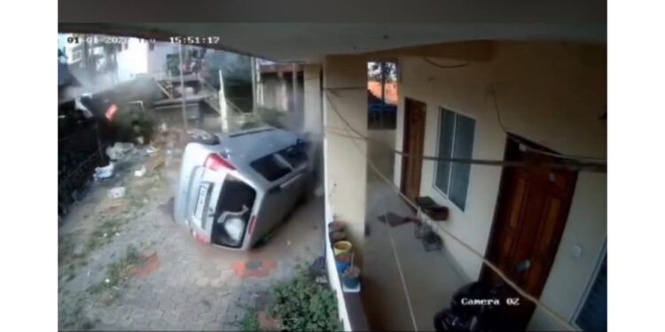 ಟೈ‌ರ್ ಸ್ಪೋಟಗೊಂಡು ಕಾರು ಪಲ್ಟಿ..!!!