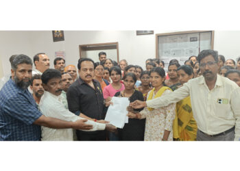 ಹಾರಾಡಿ ಸರಕಾರಿ ಶಾಲೆಯಲ್ಲಿ ವಿದ್ಯಾರ್ಥಿ ಪೋಷಕನಿಂದ ವಿದ್ಯಾರ್ಥಿ, ಶಿಕ್ಷಕ, ಪೋಷಕರಿಗೆ ಕಿರುಕುಳ, ಜೀವಬೆದರಿಕೆ : ನ್ಯಾಯಕ್ಕೆ ಆಗ್ರಹಿಸಿ ಶಾಸಕ ಅಶೋಕ್ ರೈ ಗೆ ಮನವಿ..!!