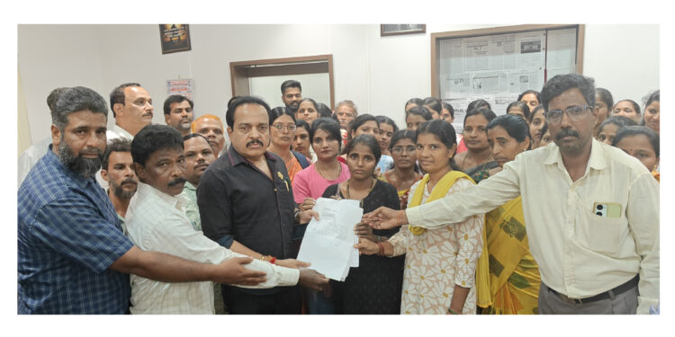 ಹಾರಾಡಿ ಸರಕಾರಿ ಶಾಲೆಯಲ್ಲಿ ವಿದ್ಯಾರ್ಥಿ ಪೋಷಕನಿಂದ ವಿದ್ಯಾರ್ಥಿ, ಶಿಕ್ಷಕ, ಪೋಷಕರಿಗೆ ಕಿರುಕುಳ, ಜೀವಬೆದರಿಕೆ : ನ್ಯಾಯಕ್ಕೆ ಆಗ್ರಹಿಸಿ ಶಾಸಕ ಅಶೋಕ್ ರೈ ಗೆ ಮನವಿ..!!