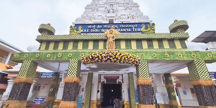 ಕುಕ್ಕೆ ಶ್ರೀ ಸುಬ್ರಹ್ಮಣ್ಯ ದೇವಸ್ಥಾನ: ವಿಶೇಷ ಪುಷ್ಪಾಲಂಕಾರ ಸೇವೆ..!!