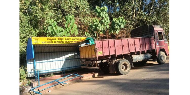 ಲಾರಿ ಹಿಂಬದಿಗೆ ಚಲಿಸಿ ಪ್ರಯಾಣಿಕರ ತಂಗುದಾಣಕ್ಕೆ ಡಿಕ್ಕಿ…!!