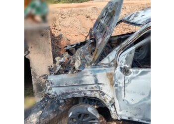 ಮೋರಿಗೆ ಡಿಕ್ಕಿಯಾಗಿ ಹೊತ್ತಿ ಉರಿದ ಕಾರು…!!!