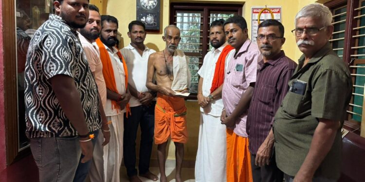 ಪೆರ್ನೆ: ಅಶಕ್ತ ವೃದ್ಧ ದಂಪತಿಗಳಿಗೆ “ಅರುಣ ಸಾರಥಿ” ಚಾಲಕರ ಸಂಘಟನೆ ವತಿಯಿಂದ ಧನಸಹಾಯ..!!