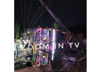 ಪುತ್ತೂರು: ಚಾಲಕನ ನಿಯಂತ್ರಣ ತಪ್ಪಿ ಲಾರಿ ಪಲ್ಟಿ: ವಿದ್ಯುತ್ ಕಂಬಕ್ಕೆ ಹಾನಿ..!!!