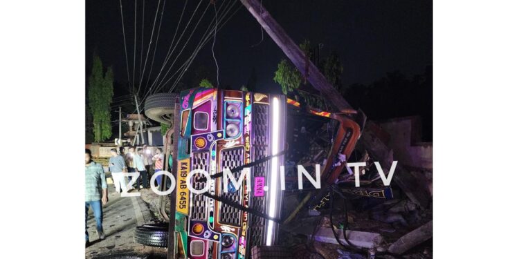 ಪುತ್ತೂರು: ಚಾಲಕನ ನಿಯಂತ್ರಣ ತಪ್ಪಿ ಲಾರಿ ಪಲ್ಟಿ: ವಿದ್ಯುತ್ ಕಂಬಕ್ಕೆ ಹಾನಿ..!!!