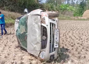 20 ಅಡಿ ಆಳದ ಗದ್ದೆಗೆ ಉರುಳಿದ ಕಾರು..!!