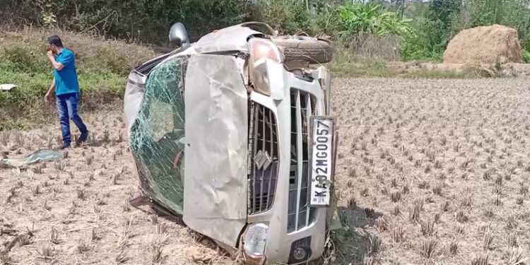 20 ಅಡಿ ಆಳದ ಗದ್ದೆಗೆ ಉರುಳಿದ ಕಾರು..!!