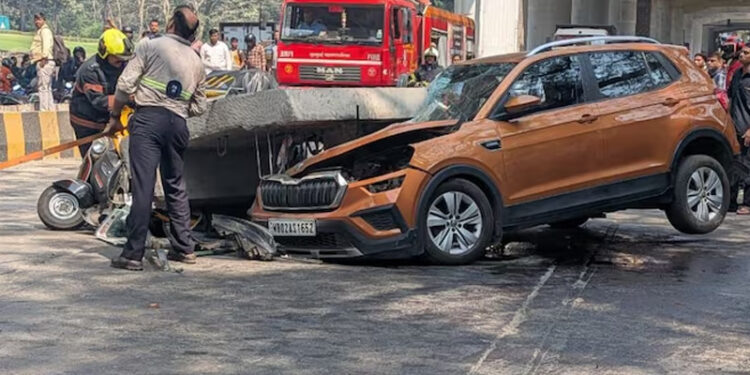 ನಿರ್ಮಾಣ ಹಂತದಲ್ಲಿದ್ದ ಮೆಟ್ರೋ ಪಿಲ್ಲರ್ ಕುಸಿದು ದುರಂತ – ಆಟೋ, ಕಾರು ಅಪ್ಪಚ್ಚಿ..!!