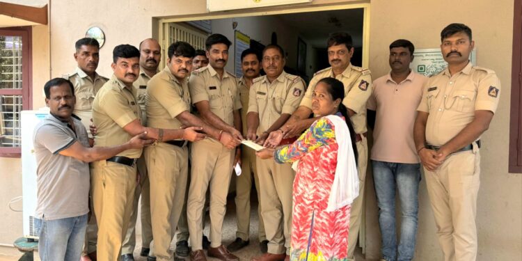 ವಿಟ್ಲ: ವೀರಕಂಬದಲ್ಲಿ ಬೆಂಕಿ ದುರಂತ: ಬಡ ಕುಟುಂಬಕ್ಕೆ ಪೊಲೀಸರ ನೆರವು..!!