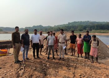 ಉಪ್ಪಿನಂಗಡಿ : ಅಕ್ರಮ ಮರಳು ದಾಸ್ತಾನು: 30 ಟನ್ ಮರಳು ವಶ : ಪ್ರಕರಣ ದಾಖಲು..!