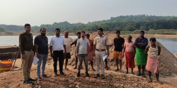 ಉಪ್ಪಿನಂಗಡಿ : ಅಕ್ರಮ ಮರಳು ದಾಸ್ತಾನು: 30 ಟನ್ ಮರಳು ವಶ : ಪ್ರಕರಣ ದಾಖಲು..!