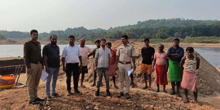 ಉಪ್ಪಿನಂಗಡಿ : ಅಕ್ರಮ ಮರಳು ದಾಸ್ತಾನು: 30 ಟನ್ ಮರಳು ವಶ : ಪ್ರಕರಣ ದಾಖಲು..!