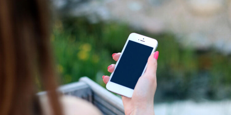 ತಾಯಿಯ ಖಾಸಗಿ ಅಂಗ, ದೊಡ್ಡಮ್ಮನ ಬೆತ್ತಲೆ ಫೋಟೊ ತೆಗೆದು ಪ್ರಿಯಕರನಿಗೆ ಕಳುಹಿಸಿದ ಯುವತಿ : ಪ್ರಕರಣ ದಾಖಲು..!!