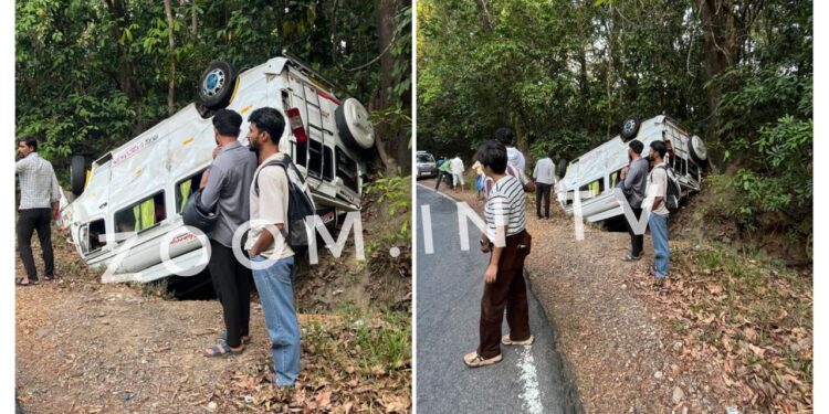 ಚಾರ್ಮಾಡಿ ಘಾಟ್ನಲ್ಲಿ ಟಿಟಿ ವಾಹನ ಪಲ್ಟಿ: 9 ಮಂದಿಗೆ ಗಾಯ, ಒಬ್ಬನ ಸ್ಥಿತಿ ಗಂಭೀರ..!!