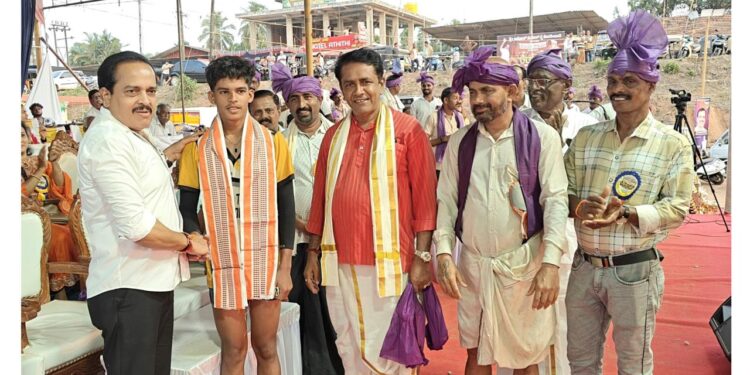 ಉಪ್ಪಿನಂಗಡಿ ಕಂಬಳ: ನದಿಯಲ್ಲಿ ಮುಳುಗುತ್ತಿದ್ದ ಬಾಲಕನ ರಕ್ಷಣೆ: ರಕ್ಷಿತ್ ಸಾಹಸಕ್ಕೆ ಶಾಸಕ ರಿಂದ ಸನ್ಮಾನ..!!