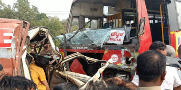 ಮಿನಿ ಗೂಡ್ಸ್ ಟೆಂಪೋ : ಕೆಎಸ್‌ಆರ್‌ಟಿಸಿ ಬಸ್ ಮುಖಾಮುಖಿ ಡಿಕ್ಕಿ: ಚಾಲಕ ಸ್ಥಳದಲ್ಲೇ ಸಾವು..!!