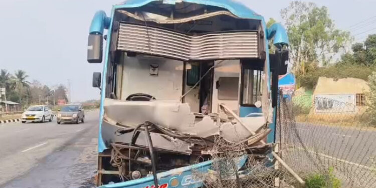 ಬೆಂಗಳೂರು ಕಡೆ ತೆರಳುತ್ತಿದ್ದ ಬಸ್ ಡಿವೈಡರ್ ಗೆ ಡಿಕ್ಕಿ: ನಾಲ್ವರು ಮೃತ್ಯು..!!