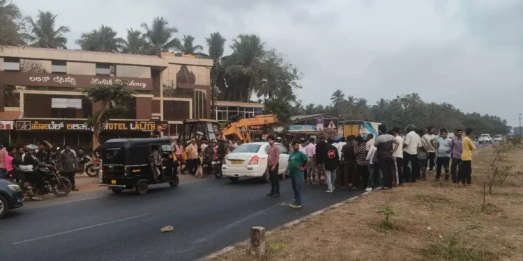 ಕ್ರೇನ್ ಢಿಕ್ಕಿ: ರಸ್ತೆ ದಾಟುತ್ತಿದ್ದ ಮಹಿಳೆ ದುರ್ಮರಣ..!!