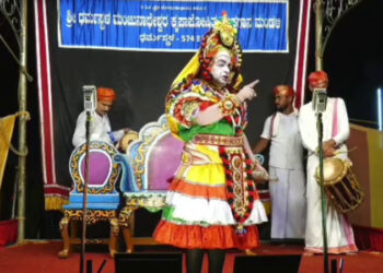 ಶಿಳ್ಳೆ ಹಾಕಿದ್ದು ಯಾರು? ಕೂರಲು ಆಗದೇ ಇದ್ರೆ ಬನ್ಸ್ ತಿಂದು ಹೋಗಿ – ಯಕ್ಷಗಾನ ಪ್ರೇಕ್ಷಕರ ವಿರುದ್ಧ ಅಶೋಕ್ ಭಟ್ ಗರಂ..!!