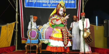 ಶಿಳ್ಳೆ ಹಾಕಿದ್ದು ಯಾರು? ಕೂರಲು ಆಗದೇ ಇದ್ರೆ ಬನ್ಸ್ ತಿಂದು ಹೋಗಿ – ಯಕ್ಷಗಾನ ಪ್ರೇಕ್ಷಕರ ವಿರುದ್ಧ ಅಶೋಕ್ ಭಟ್ ಗರಂ..!!