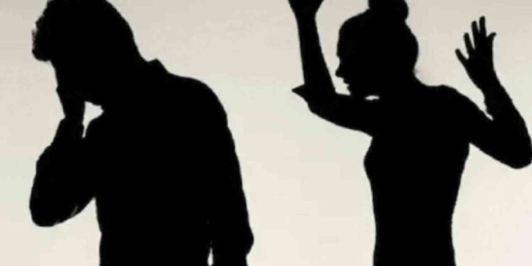 ನನ್ನ ಸ್ನೇಹಿತೆ ಜತೆಗೂ ಸೇರು: ಪತ್ನಿಯ ವಿಕೃತ ಲೈಂಗಿಕ ಬೇಡಿಕೆಗೆ ಬೇಸತ್ತು ಪೊಲೀಸ್ ಠಾಣೆ ಮೆಟ್ಟಿಲೇರಿದ ಪತಿ..!!