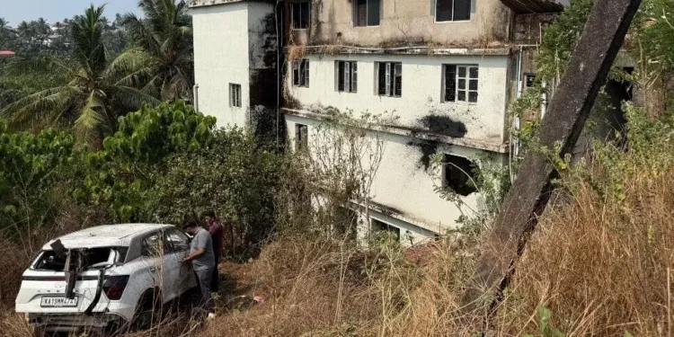 ಚಾಲಕನ ನಿಯಂತ್ರಣ ತಪ್ಪಿ 10 ಅಡಿ ಆಳಕ್ಕೆ ಬಿದ್ದ ಕಾರು ..!!