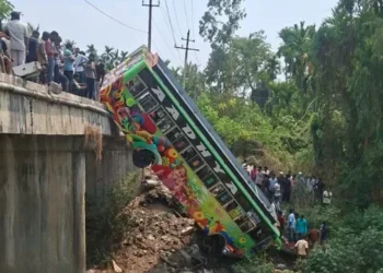 30 ಪ್ರಯಾಣಿಕರಿದ್ದ ಬಸ್ ಭೀಕರ ಅಪಘಾತ.. ಶಿವಮೊಗ್ಗದಲ್ಲಿ ಬ್ರಿಡ್ಜ್ನಿಂದ ಉರುಳಿ ಭಾರೀ ಅನಾಹುತ..!!