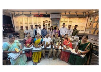 ಶ್ರಮ ಜೀವಿಗಳಿಗೆ ಸೀರೆ ನೀಡಿ ಗೌರವಿಸಿದ ಸುಳ್ಯದ ಹೆಸರಾಂತ ಚಿನ್ನದ ಮಳಿಗೆ..!!