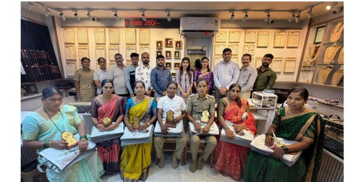 ಶ್ರಮ ಜೀವಿಗಳಿಗೆ ಸೀರೆ ನೀಡಿ ಗೌರವಿಸಿದ ಸುಳ್ಯದ ಹೆಸರಾಂತ ಚಿನ್ನದ ಮಳಿಗೆ..!!