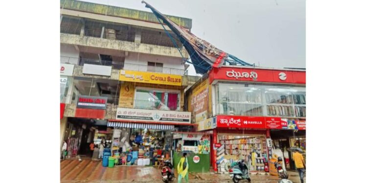 ಭಾರಿ ಗಾಳಿ-ಮಳೆಗೆ ಜಾಹೀರಾತು ಕಟೌಟ್‌ ಗೆ ಹಾನಿ..!!!
