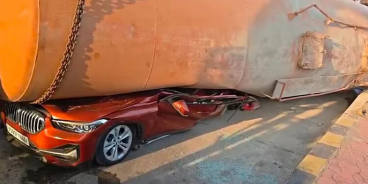 ಕಾಂಕ್ರೀಟ್‌ ಮಿಕ್ಸ್‌ ಸಾಗಿಸ್ತಿದ್ದ ಟ್ರಕ್‌ ಉರುಳಿಬಿದ್ದು BMW ಕಾರು ಅಪ್ಪಚ್ಚಿ : ಹೈಕೋರ್ಟ್‌ನ ಹಿರಿಯ ವಕೀಲ ಸಾವು..!