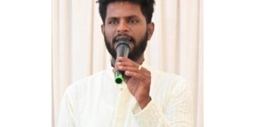 ನಿರೂಪಣೆ ಮಾಡುತ್ತಿದ್ದ ವೇಳೆ ವೇದಿಕೆಯಲ್ಲಿ ಕುಸಿದು ಬಿದ್ದು ನಿರೂಪಕ ಮೃತ್ಯು..!!