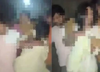 ಮಹಿಳೆಯನ್ನು ಹಿಂದಿನಿಂದ ಹಿಡಿದುಕೊಂಡು ಖಾಸಗಿ ಅಂಗಗಳ ಮುಟ್ಟಿ ಚಿತ್ರಹಿಂಸೆ ಕೊಟ್ಟ ಯುವಕರು..!